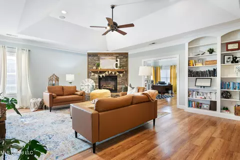 Living - 1708 Roberts Cv, Hernando, MS 38632 photo 1 of 4