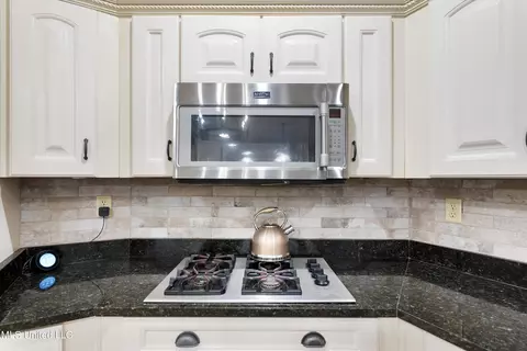 Kitchen - 1708 Roberts Cv, Hernando, MS 38632 photo 5 of 5