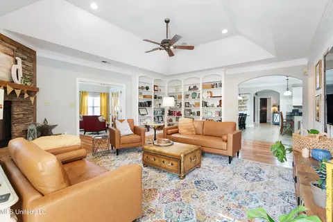 Living - 1708 Roberts Cv, Hernando, MS 38632 photo 2 of 4