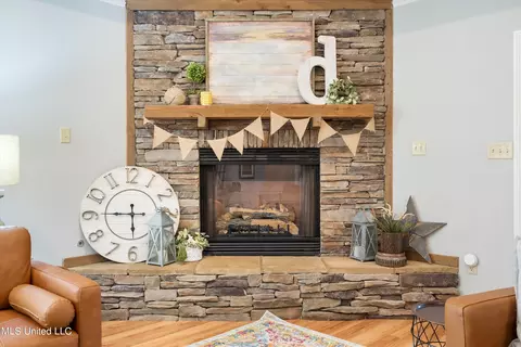 Living - 1708 Roberts Cv, Hernando, MS 38632 photo 3 of 4