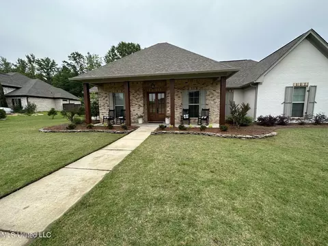 Exterior - 900 Poplar Dr, Brandon, MS 39042 photo 3 of 8
