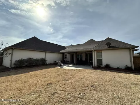 Exterior - 900 Poplar Dr, Brandon, MS 39042 photo 5 of 8