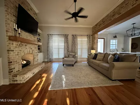 Living - 900 Poplar Dr, Brandon, MS 39042 photo 2 of 2