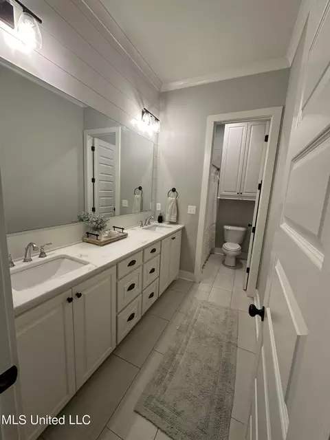 Bath - 900 Poplar Dr, Brandon, MS 39042 photo 3 of 3