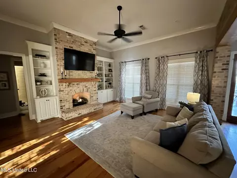 Living - 900 Poplar Dr, Brandon, MS 39042 photo 1 of 2