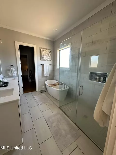 Bath - 900 Poplar Dr, Brandon, MS 39042 photo 2 of 3