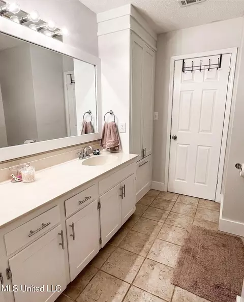 Bath - 8008 Tanner Williams Rd, Lucedale, MS 39452 photo 2 of 5