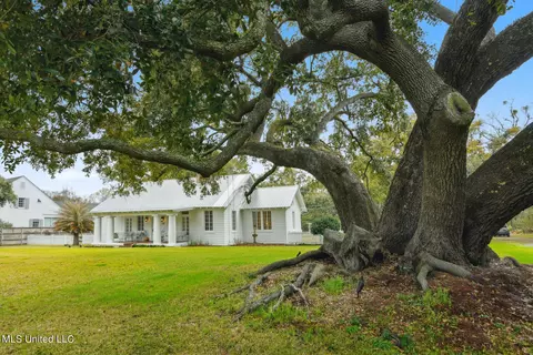 639 E Second St, Pass Christian, MS 39571