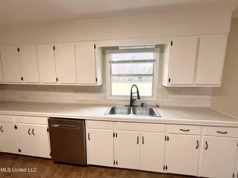 Kitchen - 159 Albermarle Ave, Pearl, MS 39208 photo 2 of 3