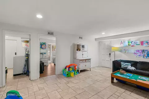 Living - 1805 Bellewood Rd Dr, Jackson, MS 39211 photo 10 of 11
