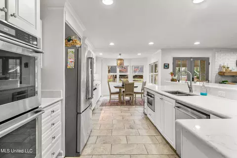 Kitchen - 1805 Bellewood Rd Dr, Jackson, MS 39211 photo 6 of 9