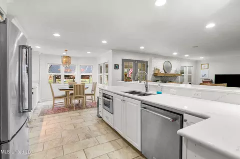 Kitchen - 1805 Bellewood Rd Dr, Jackson, MS 39211 photo 4 of 9