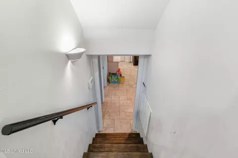 Entry Way - 1805 Bellewood Rd Dr, Jackson, MS 39211 photo 3 of 3