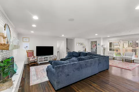 Living - 1805 Bellewood Rd Dr, Jackson, MS 39211 photo 5 of 11