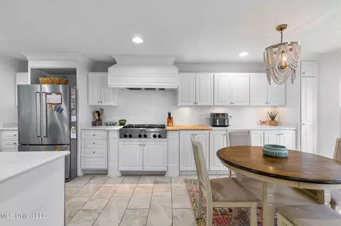 Kitchen - 1805 Bellewood Rd Dr, Jackson, MS 39211 photo 9 of 9