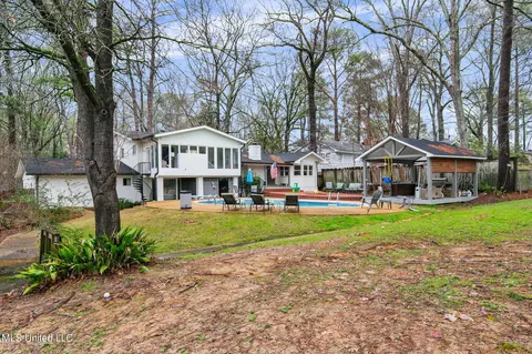 Exterior - 1805 Bellewood Rd Dr, Jackson, MS 39211 photo 3 of 16