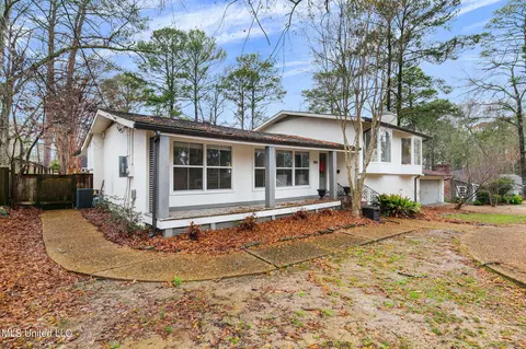 Exterior - 1805 Bellewood Rd Dr, Jackson, MS 39211 photo 4 of 16