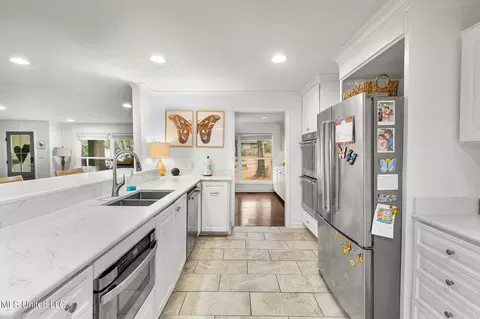 Kitchen - 1805 Bellewood Rd Dr, Jackson, MS 39211 photo 5 of 9