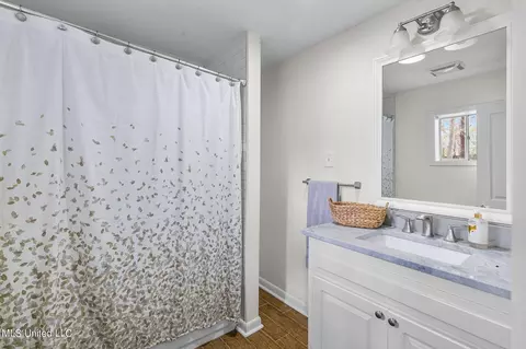 Bath - 1805 Bellewood Rd Dr, Jackson, MS 39211 photo 4 of 5