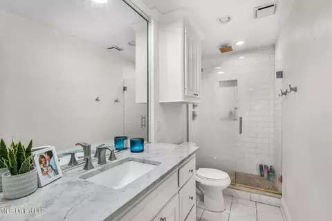 Bath - 1805 Bellewood Rd Dr, Jackson, MS 39211 photo 1 of 5