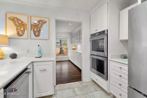 Kitchen - 1805 Bellewood Rd Dr, Jackson, MS 39211 photo 8 of 9