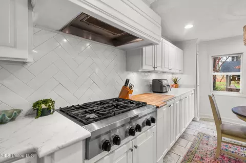 Kitchen - 1805 Bellewood Rd Dr, Jackson, MS 39211 photo 7 of 9