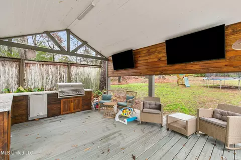 Exterior - 1805 Bellewood Rd Dr, Jackson, MS 39211 photo 11 of 16