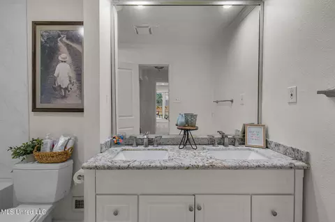 Bath - 1805 Bellewood Rd Dr, Jackson, MS 39211 photo 2 of 5