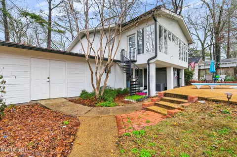 Exterior - 1805 Bellewood Rd Dr, Jackson, MS 39211 photo 2 of 16