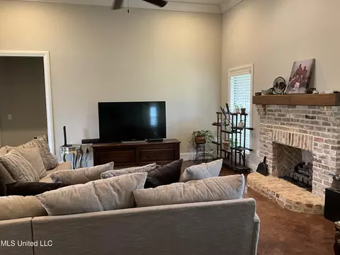 Living - 132 Sharon Rd, Canton, MS 39046 photo 2 of 4