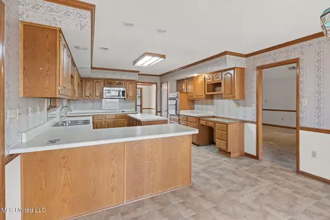 Kitchen - 4753 Pleasant Hill Rd, Nesbit, MS 38651 photo 3 of 5