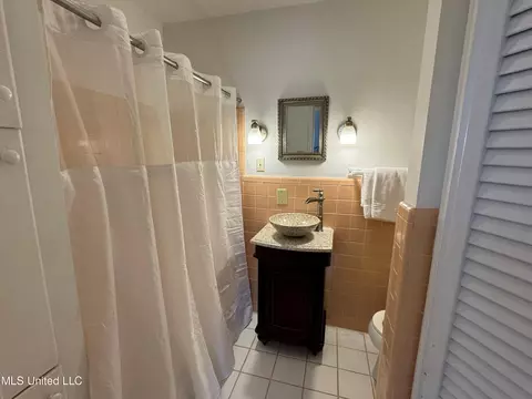 Bath - 755 Euclid Avenue Ave, Jackson, MS 39202 photo 2 of 4