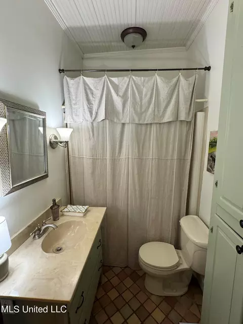 Bath - 755 Euclid Avenue Ave, Jackson, MS 39202 photo 1 of 4