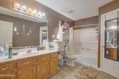 Bath - 25 N Conger Ct, Hernando, MS 38632 photo 1 of 2