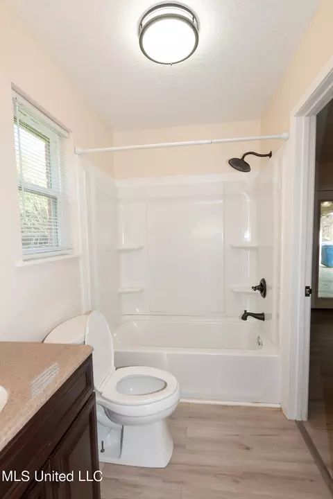 Bath - 4530 Griffin St, Moss Point, MS 39563 photo 2 of 3
