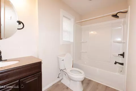 Bath - 4530 Griffin St, Moss Point, MS 39563 photo 3 of 3