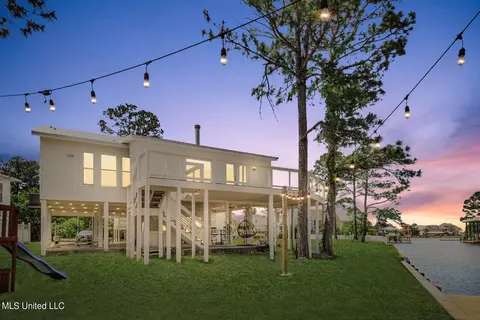 130 Dogwood Ln, Pass Christian, MS 39571