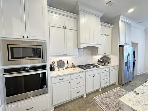 Kitchen - 212 Warwick Dr, Brandon, MS 39042 photo 3 of 5
