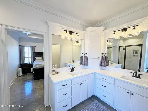 Bath - 212 Warwick Dr, Brandon, MS 39042 photo 2 of 4