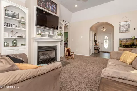 Living - 19033 Roger Davis, Moss Point, MS 39562 photo 4 of 10