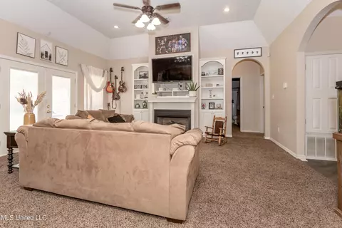 Living - 19033 Roger Davis, Moss Point, MS 39562 photo 6 of 10