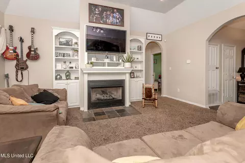 Living - 19033 Roger Davis, Moss Point, MS 39562 photo 5 of 10
