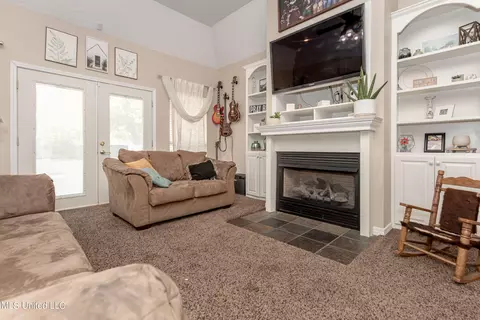 Living - 19033 Roger Davis, Moss Point, MS 39562 photo 3 of 10
