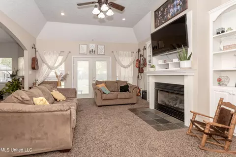 Living - 19033 Roger Davis, Moss Point, MS 39562 photo 2 of 10