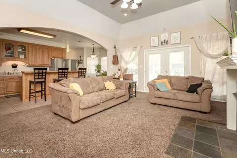 Living - 19033 Roger Davis, Moss Point, MS 39562 photo 9 of 10