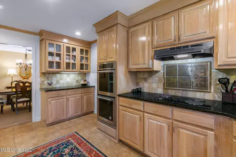 Kitchen - 5870 Baxter Dr, Jackson, MS 39211 photo 3 of 9