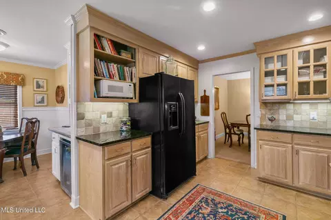 Kitchen - 5870 Baxter Dr, Jackson, MS 39211 photo 4 of 9