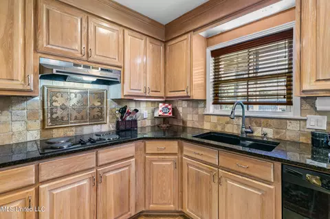 Kitchen - 5870 Baxter Dr, Jackson, MS 39211 photo 2 of 9