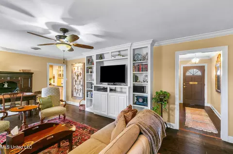 Living - 5870 Baxter Dr, Jackson, MS 39211 photo 5 of 6