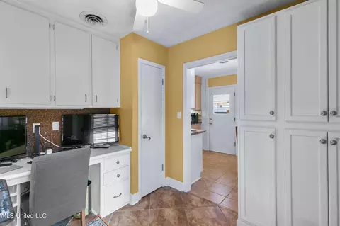 Kitchen - 5870 Baxter Dr, Jackson, MS 39211 photo 9 of 9